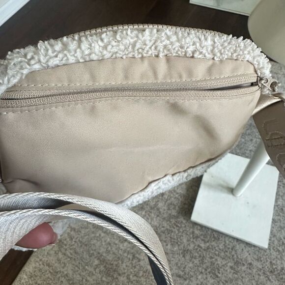 Lole’ Sherpa Belt Bag (cream) - Picture 6 of 8